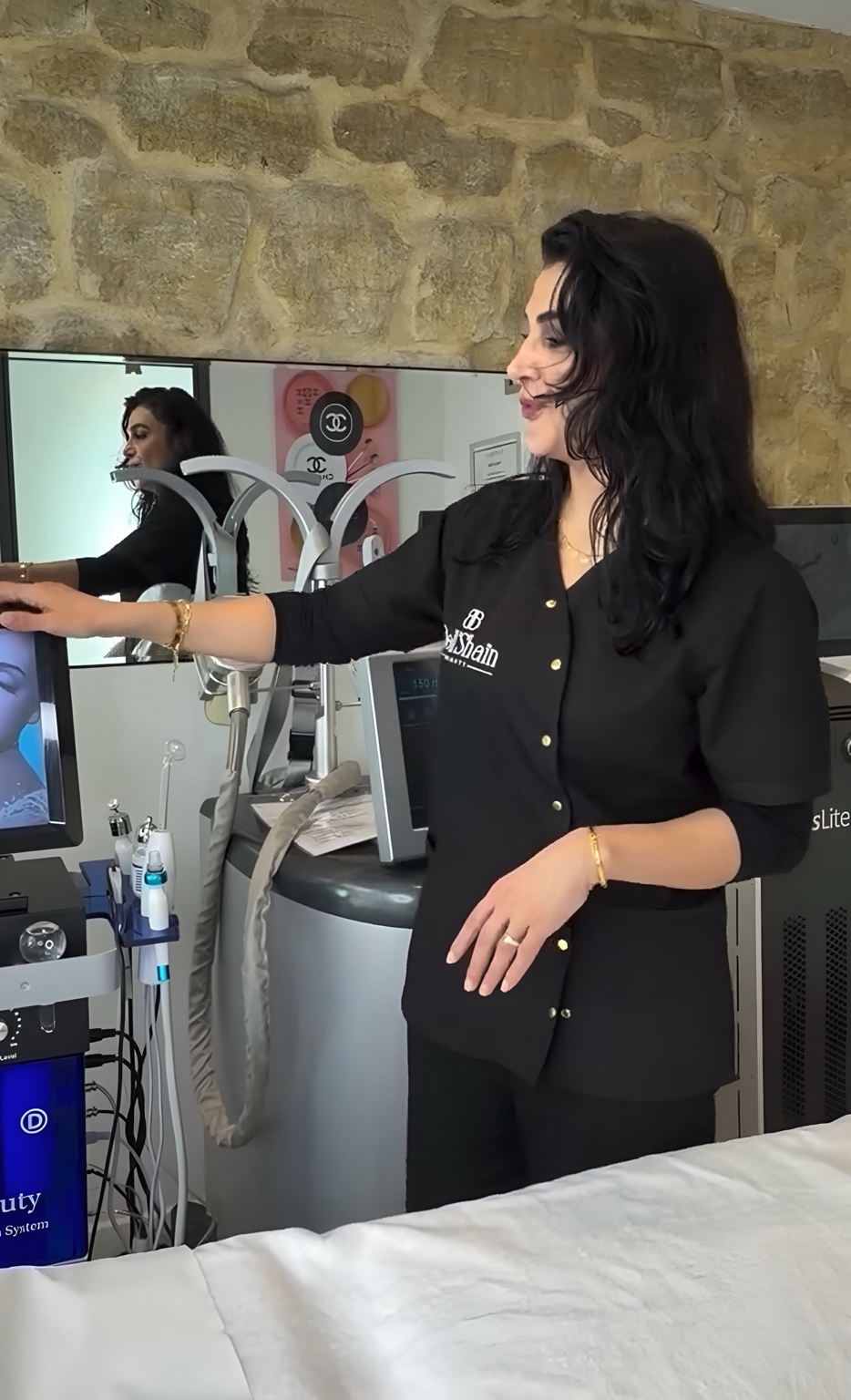 Héline Toprak dans son cabinet Bell'Shain Beauty